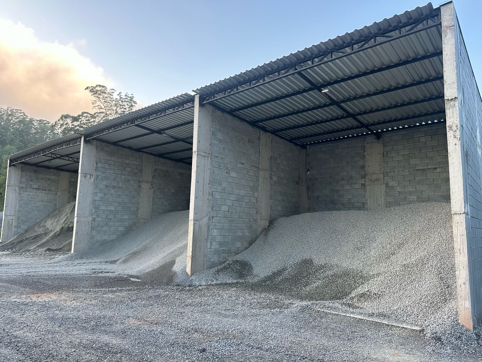 Baías cobertas para agregados